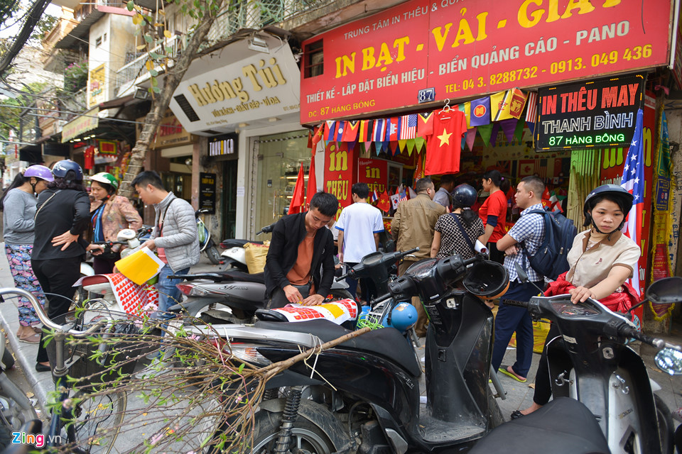 Người dân Hà Nội tấp nập mua đồ cổ vũ U23 Việt Nam